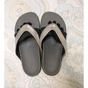 Wellrox Women's Evo-Grasp SilverYoga Sandals, Size 10 Flip Flops